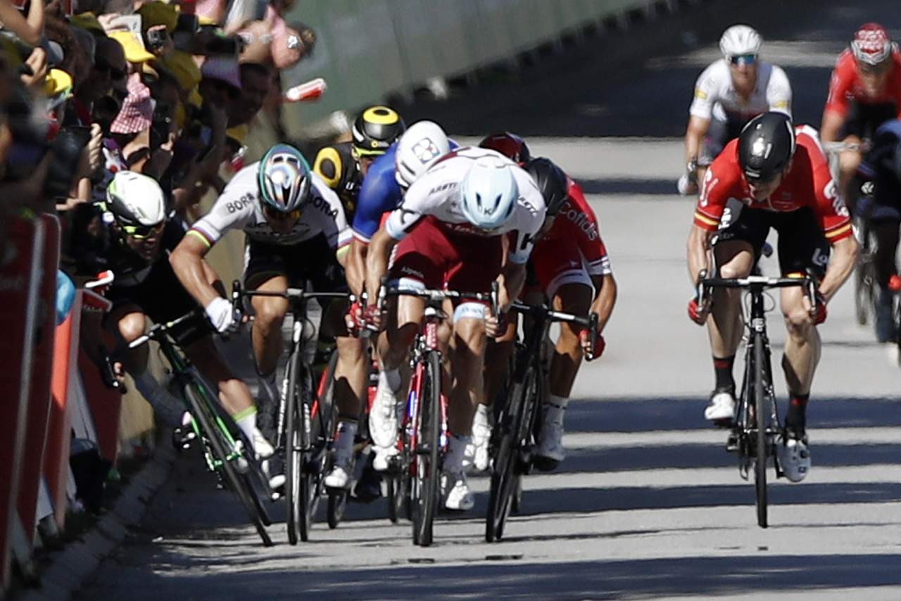 Peter Sagan fue descalificado del Tour de Francia por darle un codazo a Mark Cavendish durante el sprint final en la etapa 4 del Tour de Francia. (EFE)