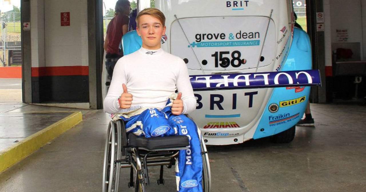 Luego de 11 semanas del accidente que le costó las dos piernas, Billy Monger se volvió a subir a un auto de carreras. (Cortesía)
