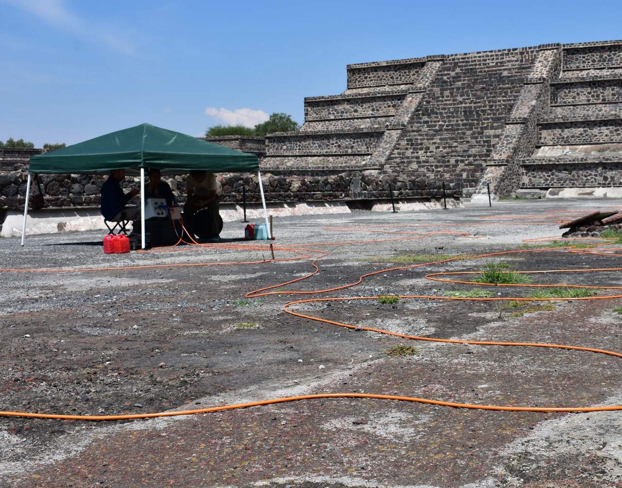 La especialista dijo que, de ser cierto, este túnel confirmaría que los teotihuacanos reprodujeron el mismo patrón de túneles asociados a sus grandes monumentos, como la Pirámide del Sol y el Templo de Quetzalcóatl, en una especie de emulación del inframundo. (NOTIMEX)