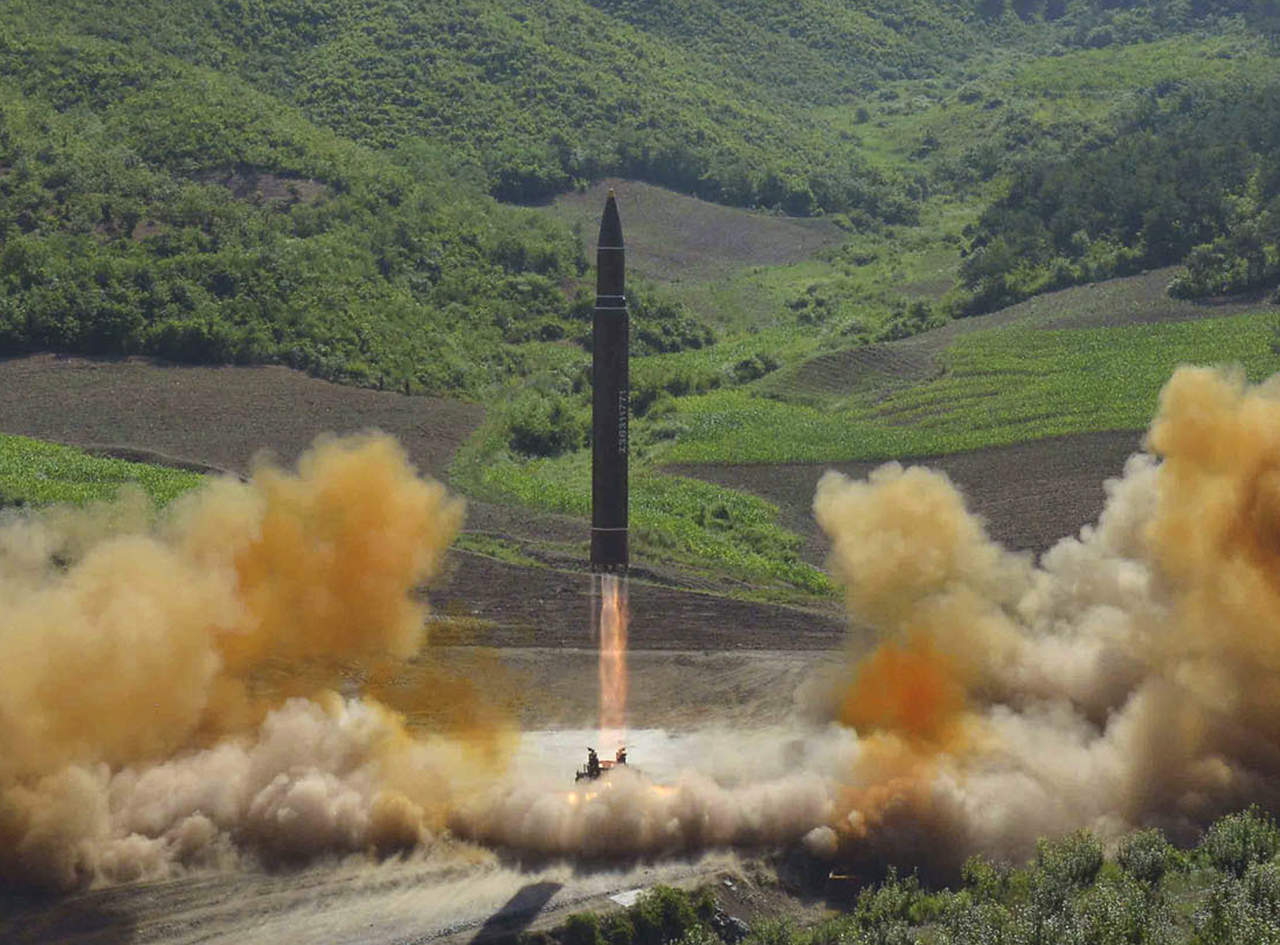 El régimen de Pyongyang anunció el martes el lanzamiento de un misil intercontinental (ICMB) llamado Hwasong-14, con capacidad para recorrer entre 7,000 y 8,000 kilómetros. (AP)