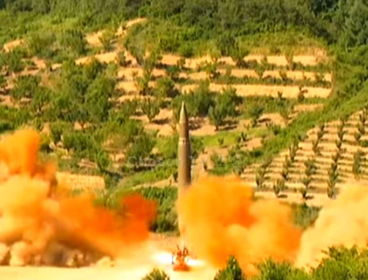 Corea del Norte, a través de la agencia de noticias estatal KCNA aseguró que el lanzamiento fue un éxito y detalló que el misil alcanzó una altitud de 2,800 kilómetros y viajó cerca de 1,000 kilómetros antes de impactar en aguas de Mar de Japón (Mar del Este). (ESPECIAL)