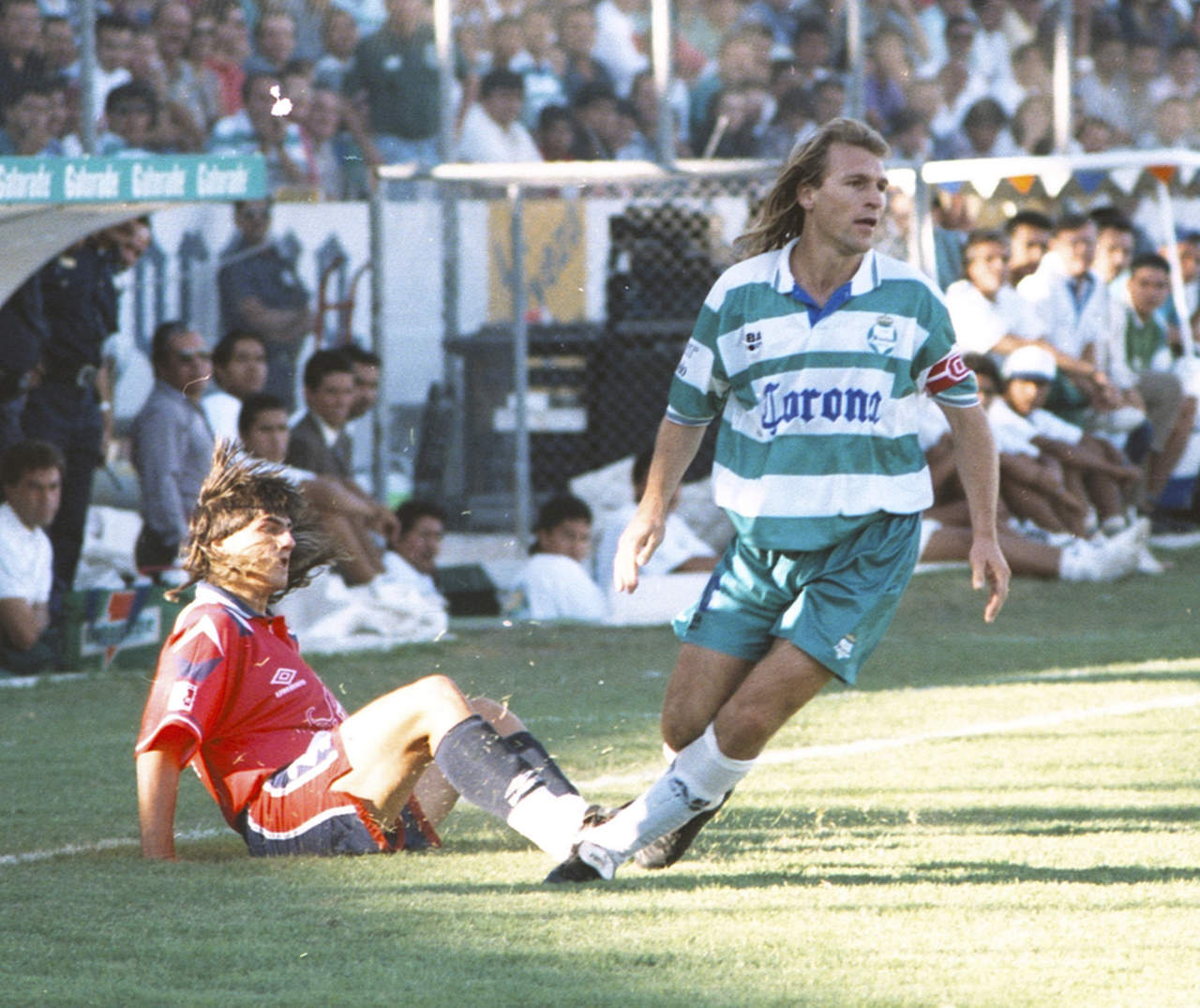 Adomaitis llegó a Santos en la temporada 1993-94, cuando el equipo se encontraba cerca del descenso. 
