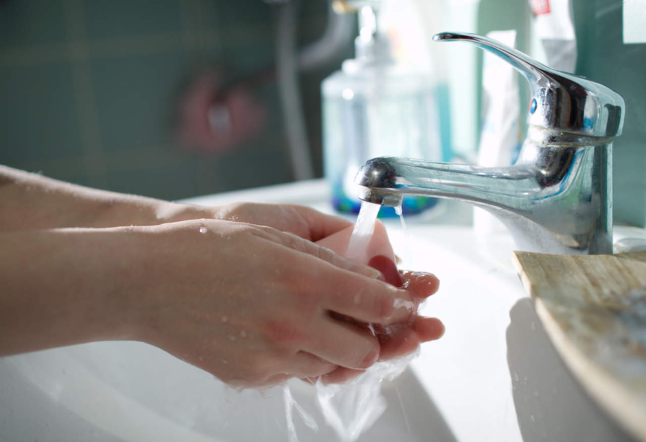 La prevención siempre es la mejor medida en favor de la salud, y en este caso el lavarse bien las manos antes de comer y después de ir al baño debe ser una constante en toda la población. (ARCHIVO)