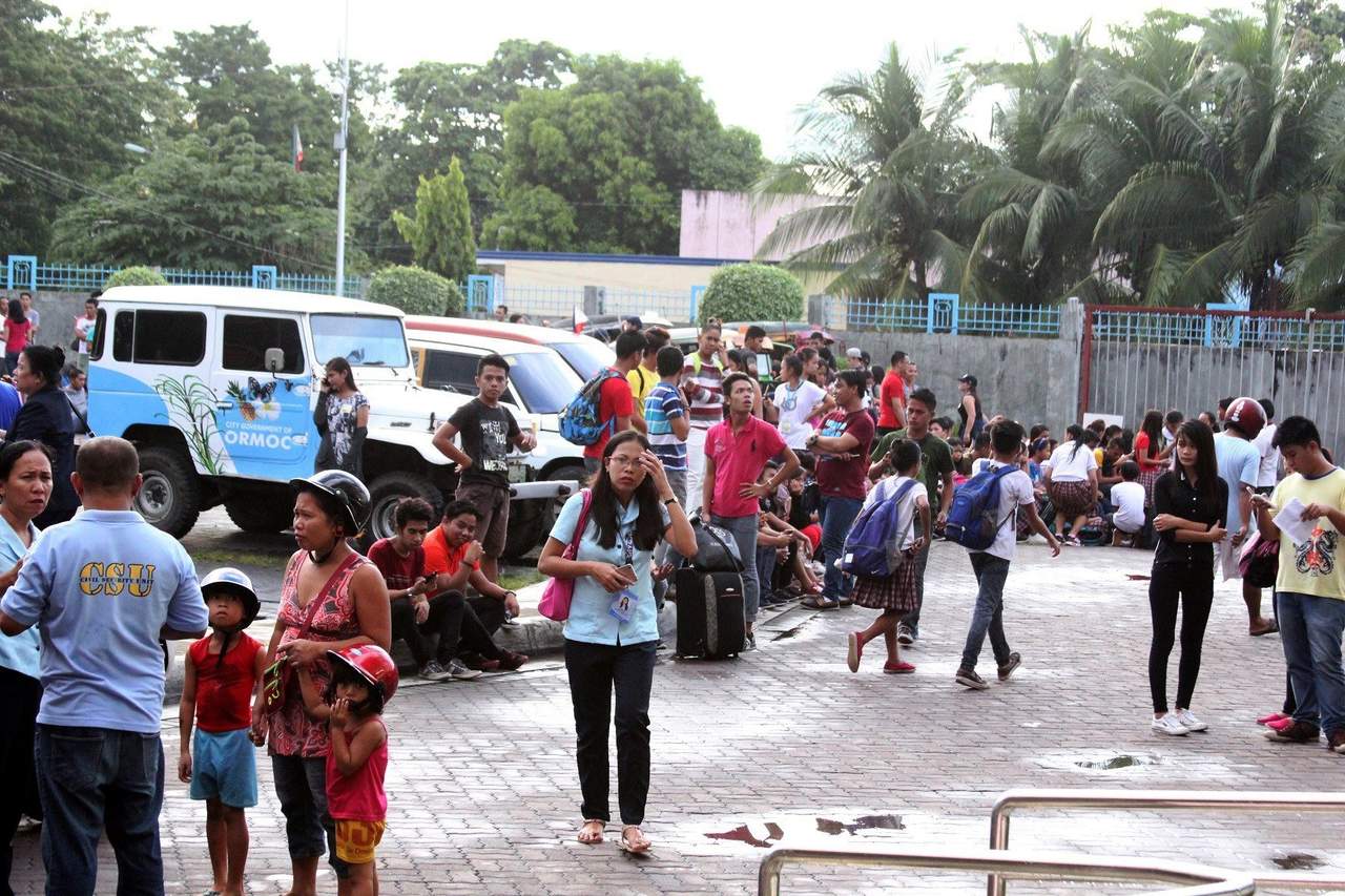 La oficina de Defensa Civil en la región número ocho, zona golpeada por el sismo, confirmó la muerte de dos personas en Ormoc, entre ellas una joven madre, cuya vivienda quedó destruida. (EFE)