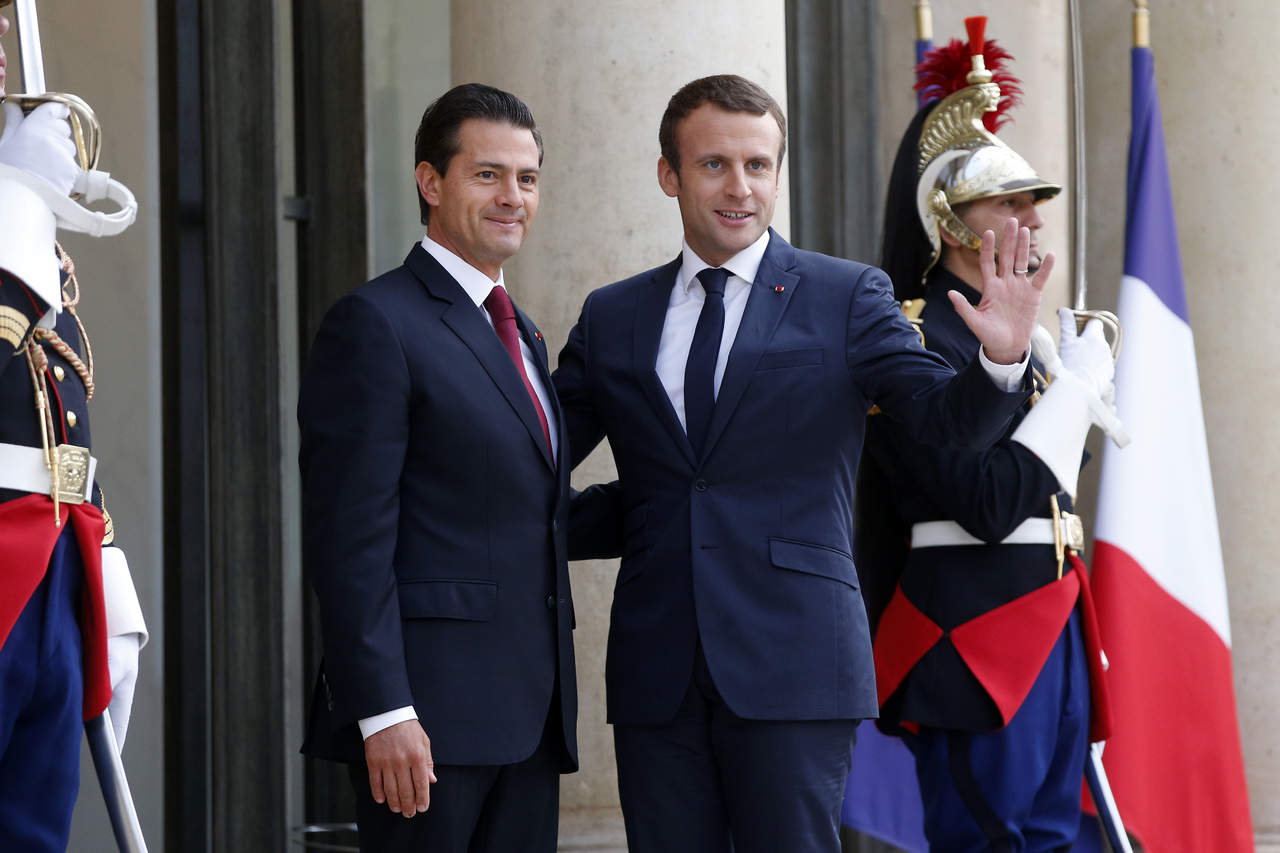 En presencia del presidente francés, Emmanuel Macrón, el mandatario mexicano indicó que México está ocupados y preocupado por la situación de Venezuela 'y muy señaladamente por los hechos muy lamentables ocurridos ayer'. (AP)

