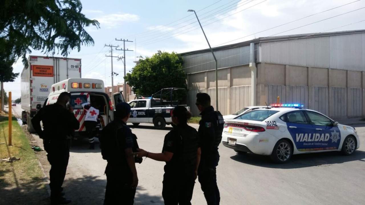 Los dos agentes aunque sólo resultaron policontundidos y sus golpes no son de gravedad, pidieron los llevaran a la clínica del ISSSTE en Torreón. (ESPECIAL)