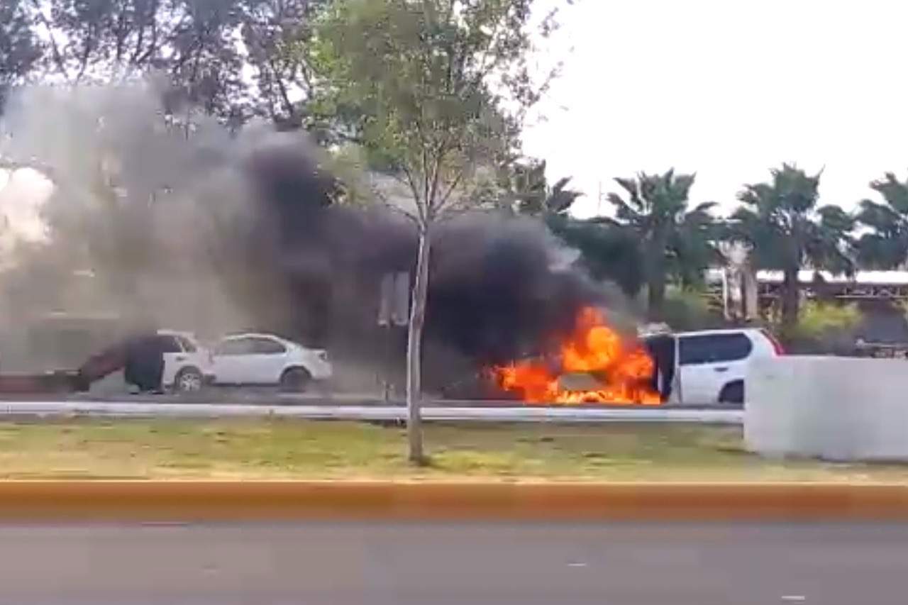 La conductora de la unidad logró descender del vehículo antes de que fuera envuelto por las llamas. (ESPECIAL)
