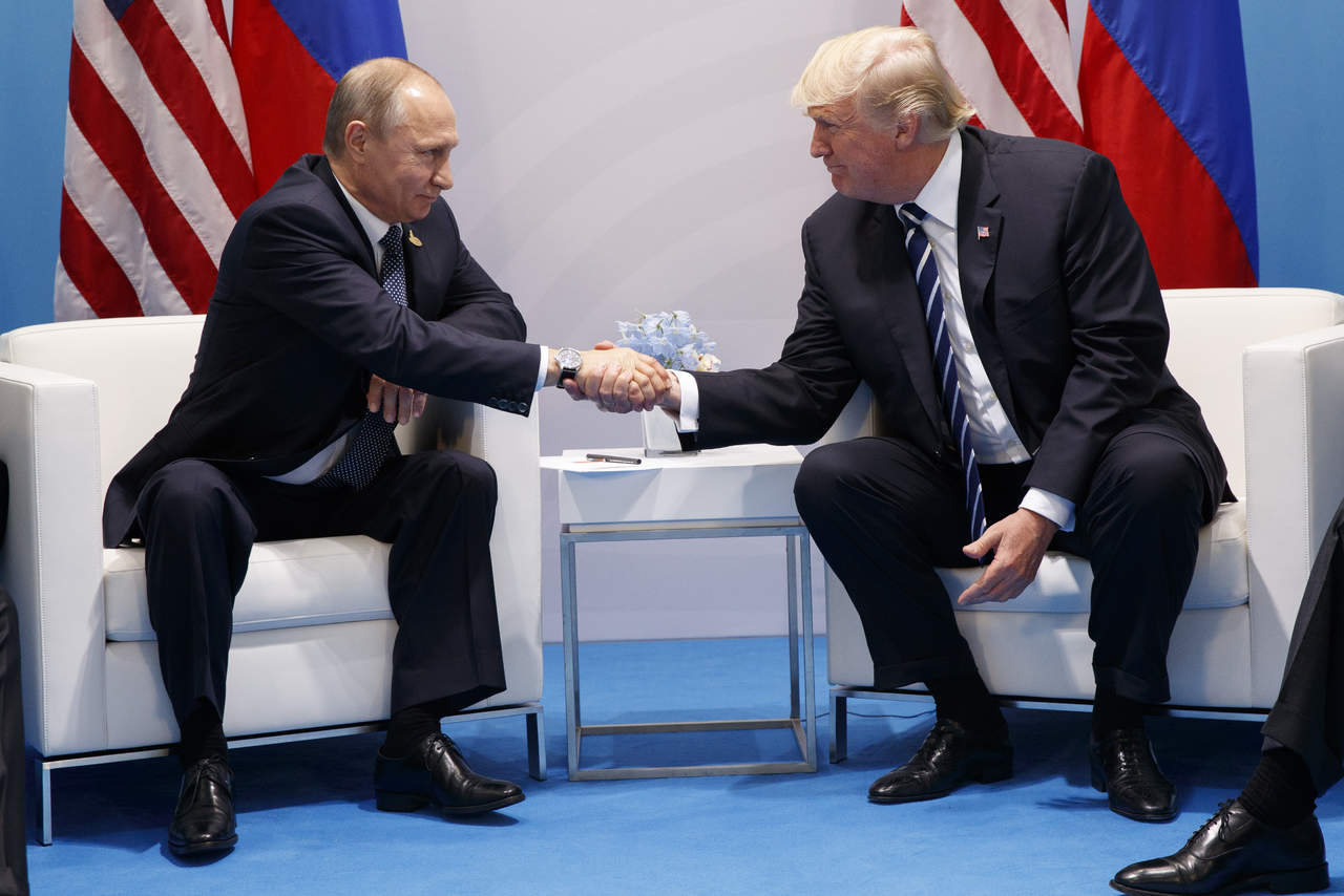 Trump aseguró en una pausa de la reunión en la que se dirigió a los periodistas que la conversación entre ambos fue 'muy bien' y que espera que 'muchas cosas muy positivas' para EU, Rusia y todo el mundo sucedan a raíz de esta reunión. (AP)