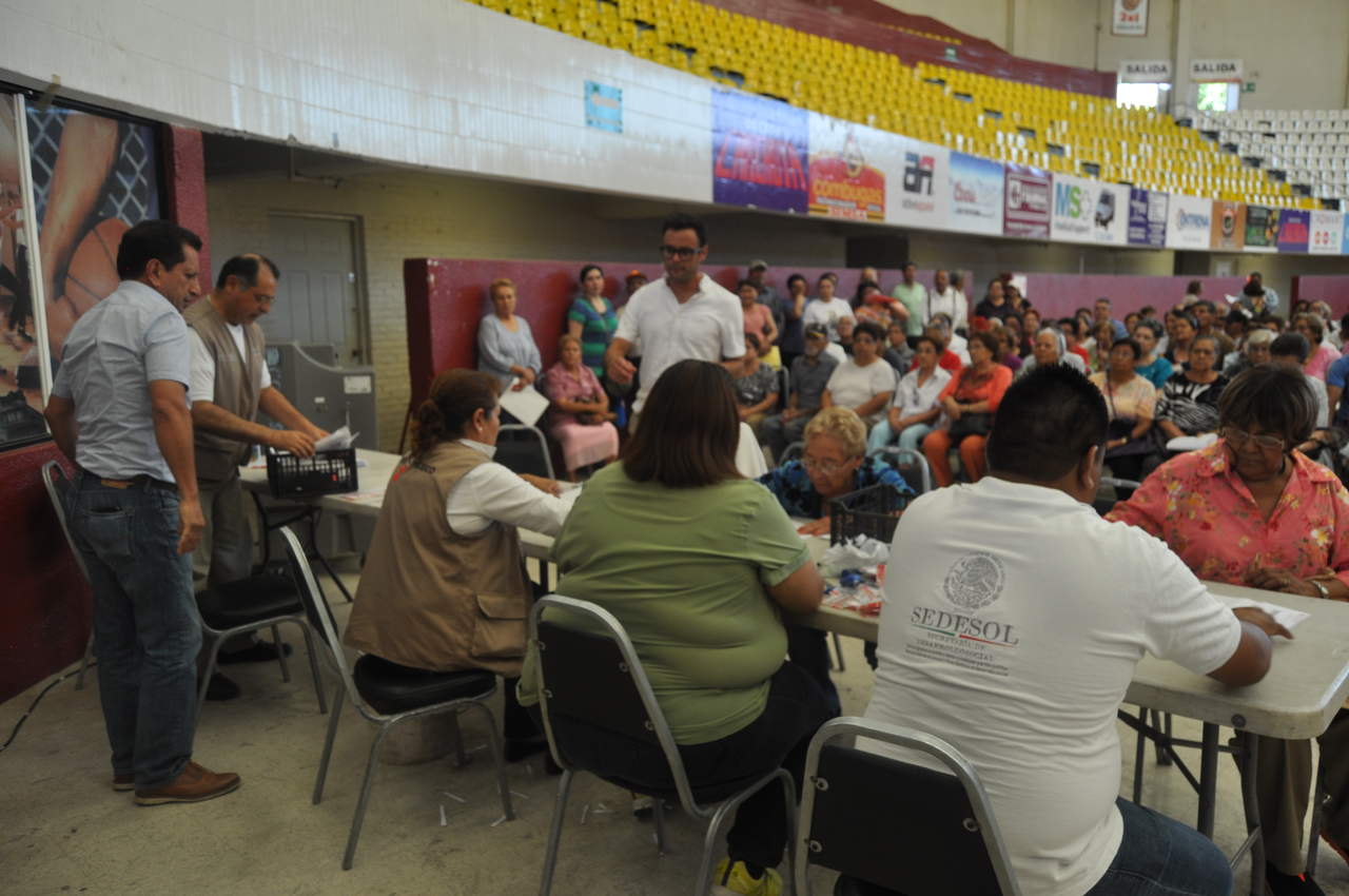 Desde el 7 de junio se realiza dicho trámite en las instalaciones del Gimnasio Auditorio de Torreón, en donde hasta el lunes 3 de julio se realizó el pago de cerca de 9 mil giros a los beneficiarios aún sin tarjetas bancarias activas. (EL SIGLO DE TORREÓN/ ARCHIVO)