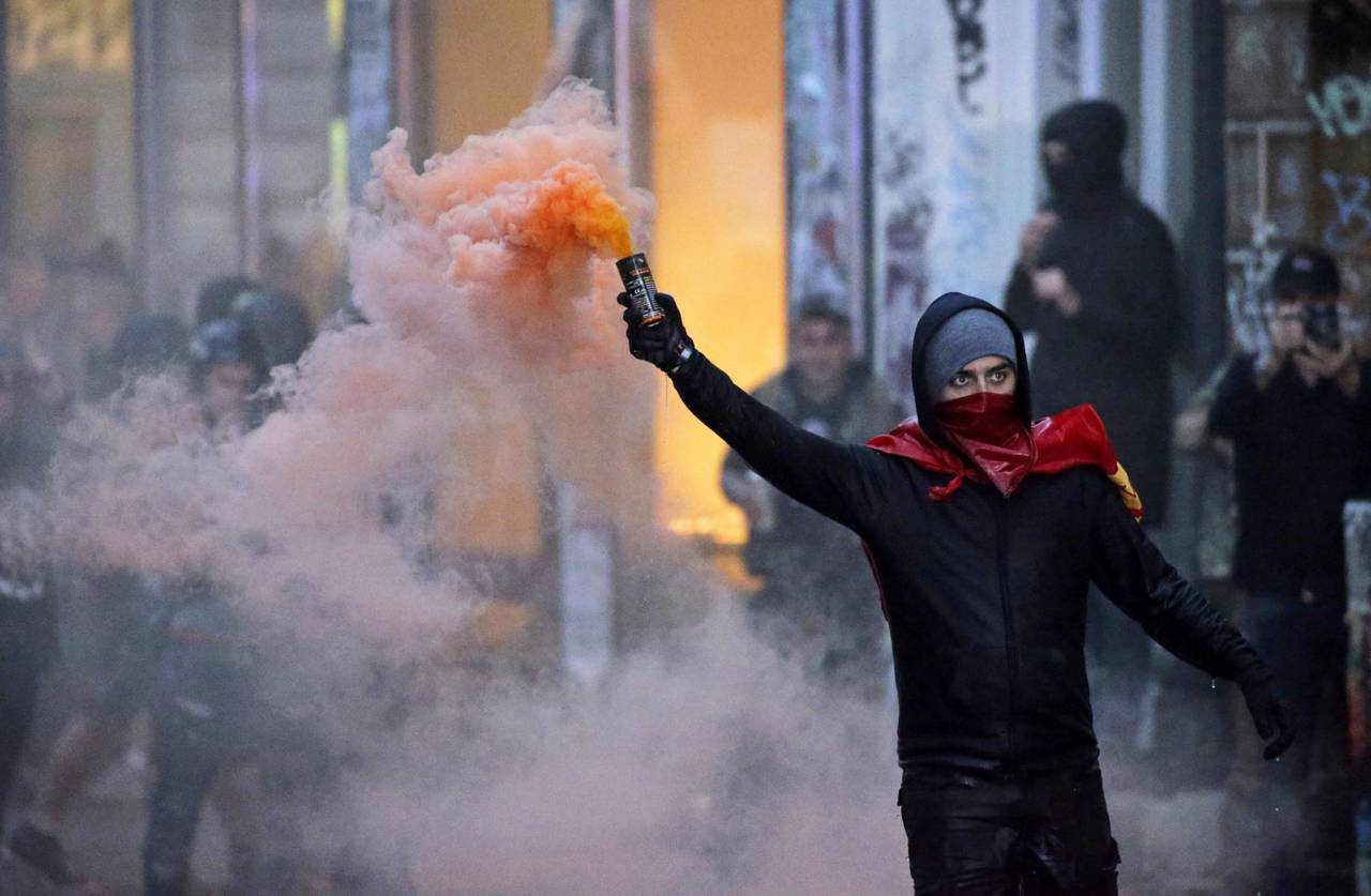Rechazo. Las protestas en Hamburgo subieron de tono. Miles de manifestantes  ocasionaron disturbios, entre los que destaca gases lacrimógenos, incendio de autos y destrucción de comercios. 