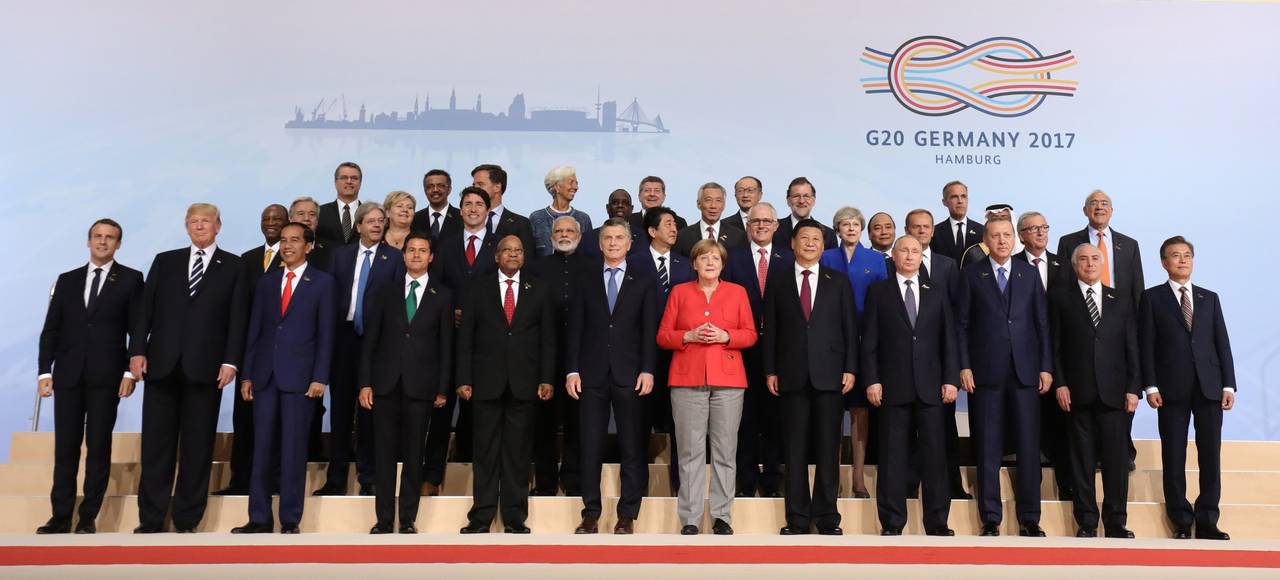 A un lado. En la fotografía grupal del G-20, Donald Trump aparece en la orilla, lo que causó críticas. 