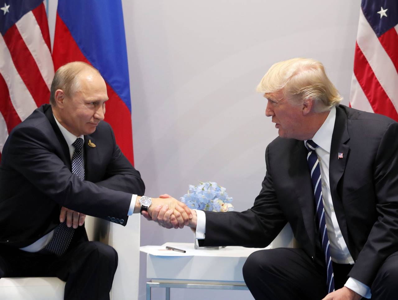 Encuentro. El presidente Donald Trump le extiende la mano a su homólogo Vladimir Putin. 