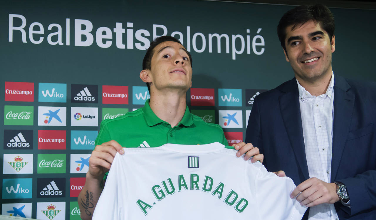 El centrocampista mexicano Andrés Guardado (i), junto al presidente del Real Betis, Ángel Haro, durante su presentación como nuevo integrante del equipo bético, procedente del PSV Eindhoven holandés. (EFE)