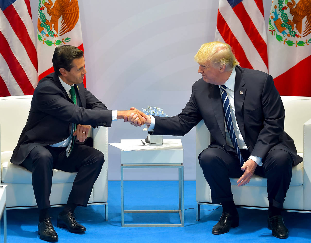Tenso acercamiento. El presidente de México, Enrique Peña Nieto (izq.), y su homólogo estadounidense, Donald Trump, se saludan de mano por primera vez desde que el republicano llegó a la Casa Blanca, en el marco de la cumbre del G-20 en Hamburgo.