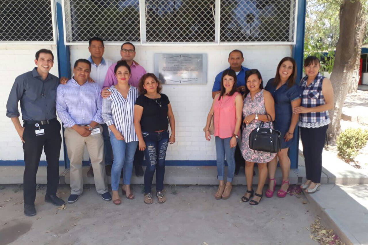 Reconocen.  Exalumnos colocaron una placa conmemorativa y donaron una banca. (EL SIGLO DE TORREÓN)