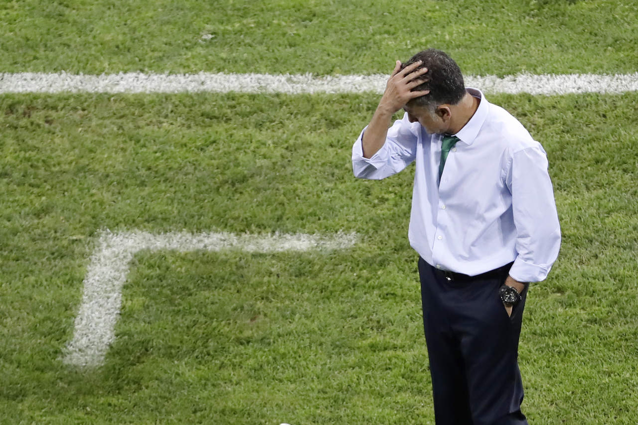 FIFA suspende seis partidos a Juan Carlos Osorio por insultar a los árbitros.