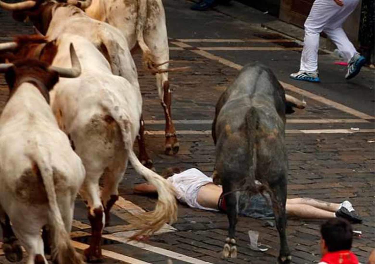 Hombre casi muere al ser corneado durante el festival de Pamplona