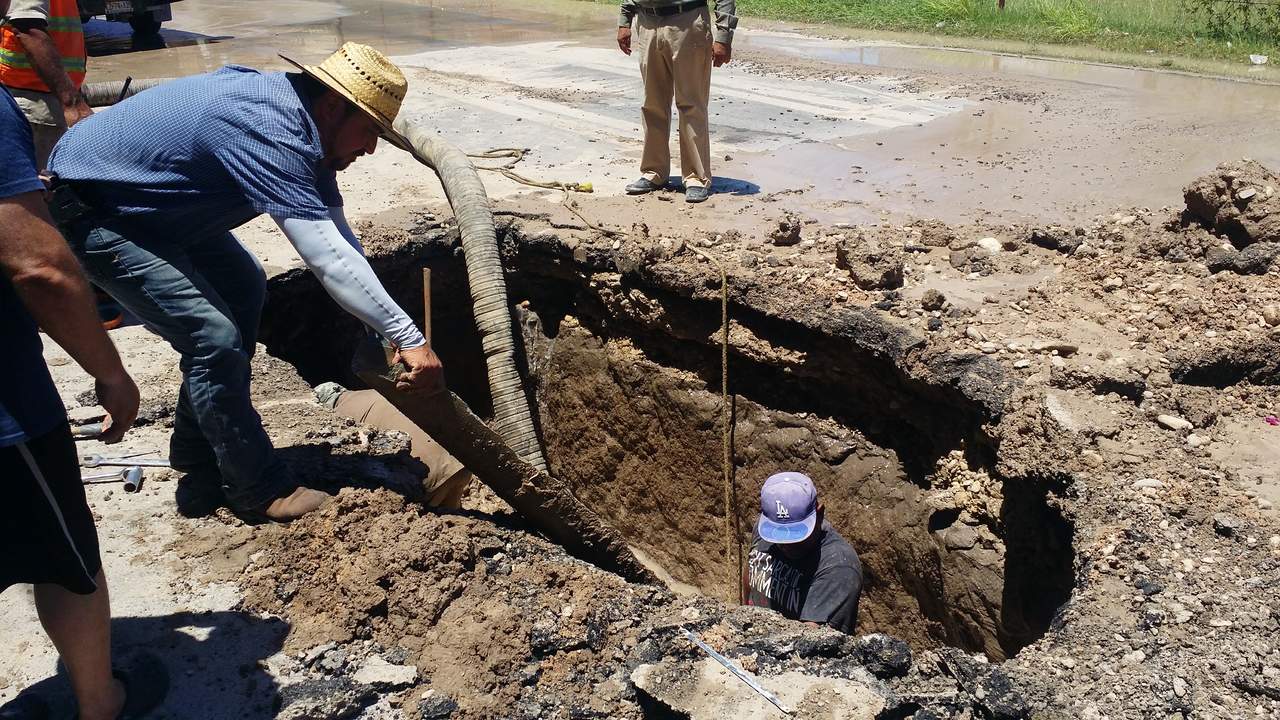 Personal del SIMAS de Piedras Negras acudió a reparar la fuga, para lo cual debieron cerrar un tramo de la calle San Luis. (EL SIGLO DE TORREÓN)
