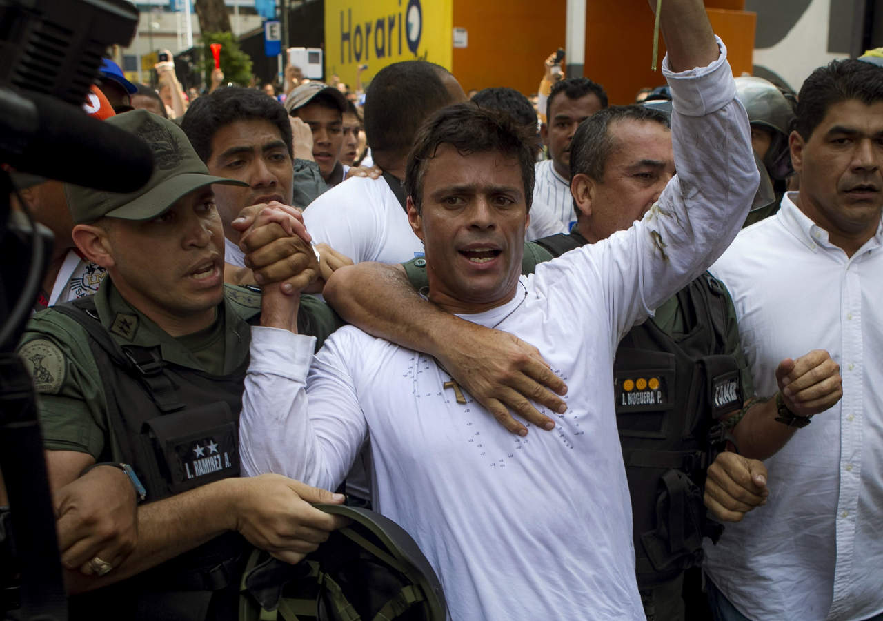'Ratificamos que Leopoldo López es el culpable de las 43 muertes del 2014. Sin embargo, como víctimas ponemos por delante la paz del país', afirmó el comité en otro mensaje. (EFE)