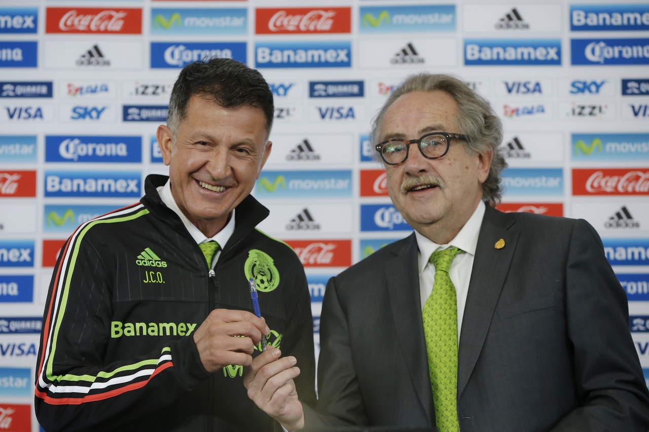 Deio de María (d), presidente de la Femexfut, dijo que Juan Carlos Osorio (i) terminará su proceso con la Selección Mexicana. (Archivo)