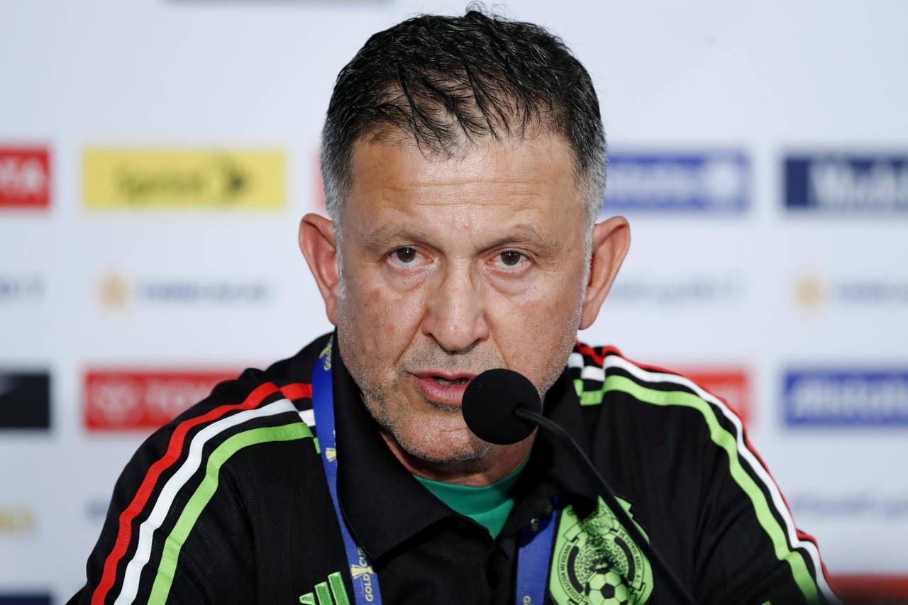 El entrenador de México, Juan Carlos Osorio, habla durante una rueda de prensa en San Diego. (EFE)