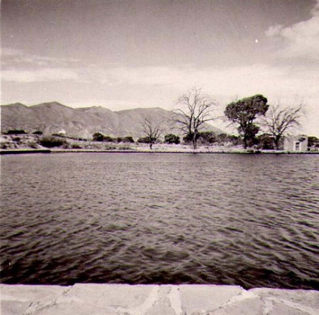 
Estanque de Zapata, marca el rumbo en donde se construyó la primera caja receptora del agua del arroyo Grande de Parras. (Contreras… Monografía…).