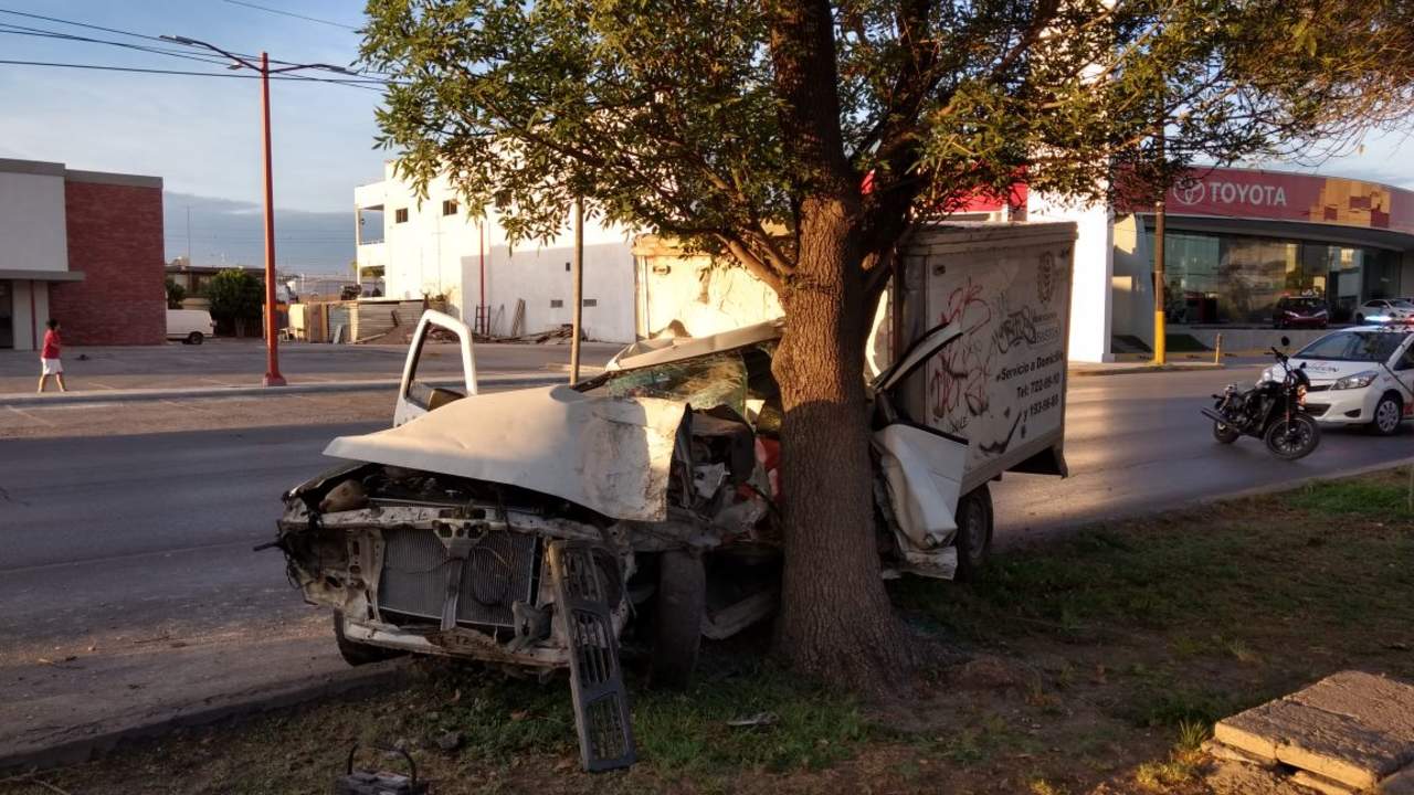 Fue alrededor de las 07:45 horas que se reportó un fuerte accidente vial en el bulevar y su cruce con la calle Río Florido, justo frente a un restaurante. (EL SIGLO DE TORREÓN)
