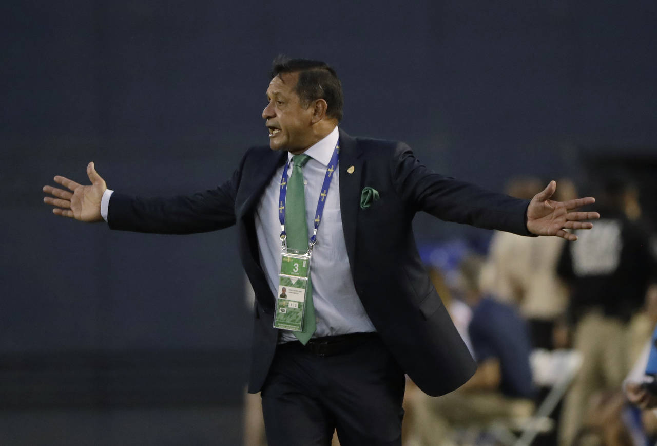 Luis Pompilio Páez dirigió a México en sustitución de Juan Carlos Osorio, suspendido seis partidos por la FIFA. (Fotografía de AP)