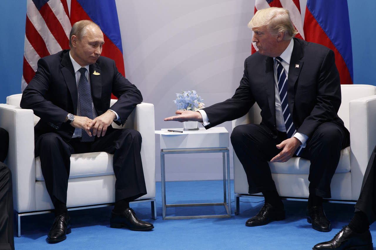 Trump afirmó en Twitter que en su reunión con Putin ambos hablaron de estudiar la creación de la formación de una 'impenetrable unidad de seguridad cibernética' conjunta. (ARCHIVO)