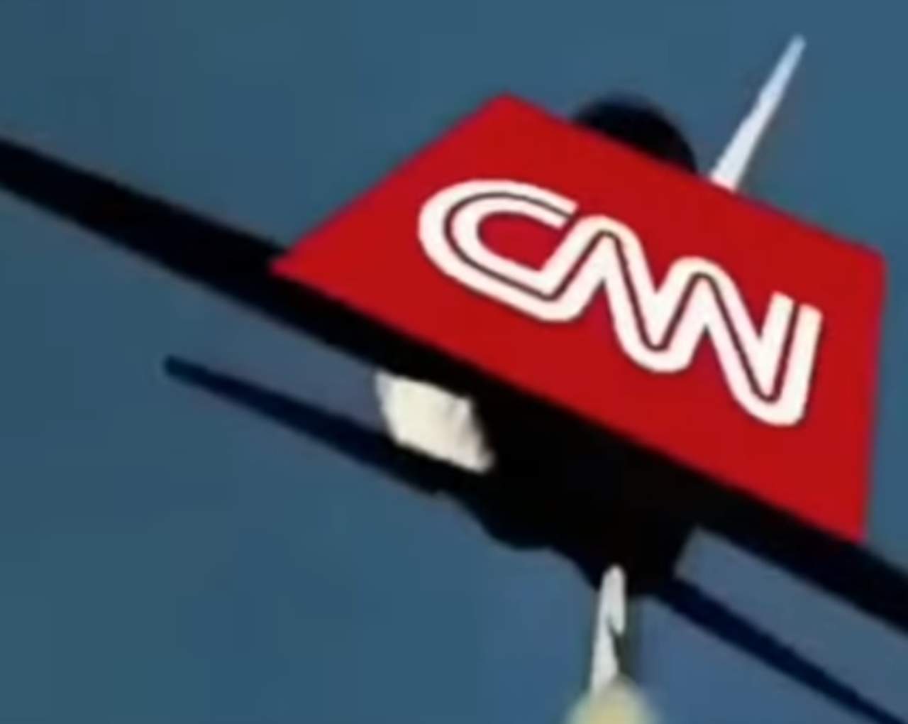 Trump aparece como si fuera un piloto de la película Top Gun, derribando a un jet ruso con el símbolo de CNN superimpuesto. (YOUTUBE)