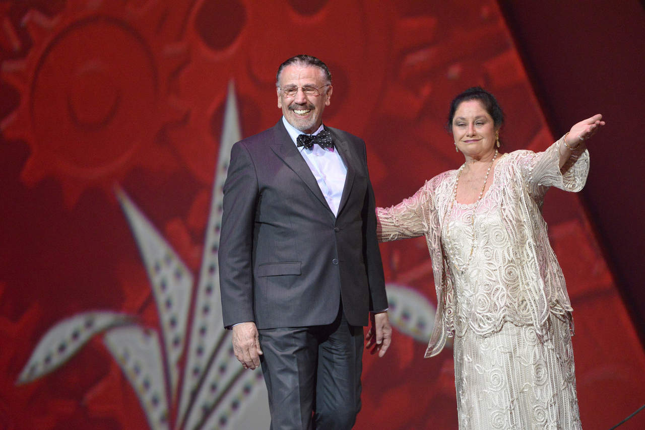 El actor y director mexicano Alfonso Arau (i) junto a la actriz mexicana Angélica Aragón (d), durante un homenaje en su honor en la ceremonia de apertura del Festival de Cine de Guadalajara en Guadalajara. (ARCHIVO)