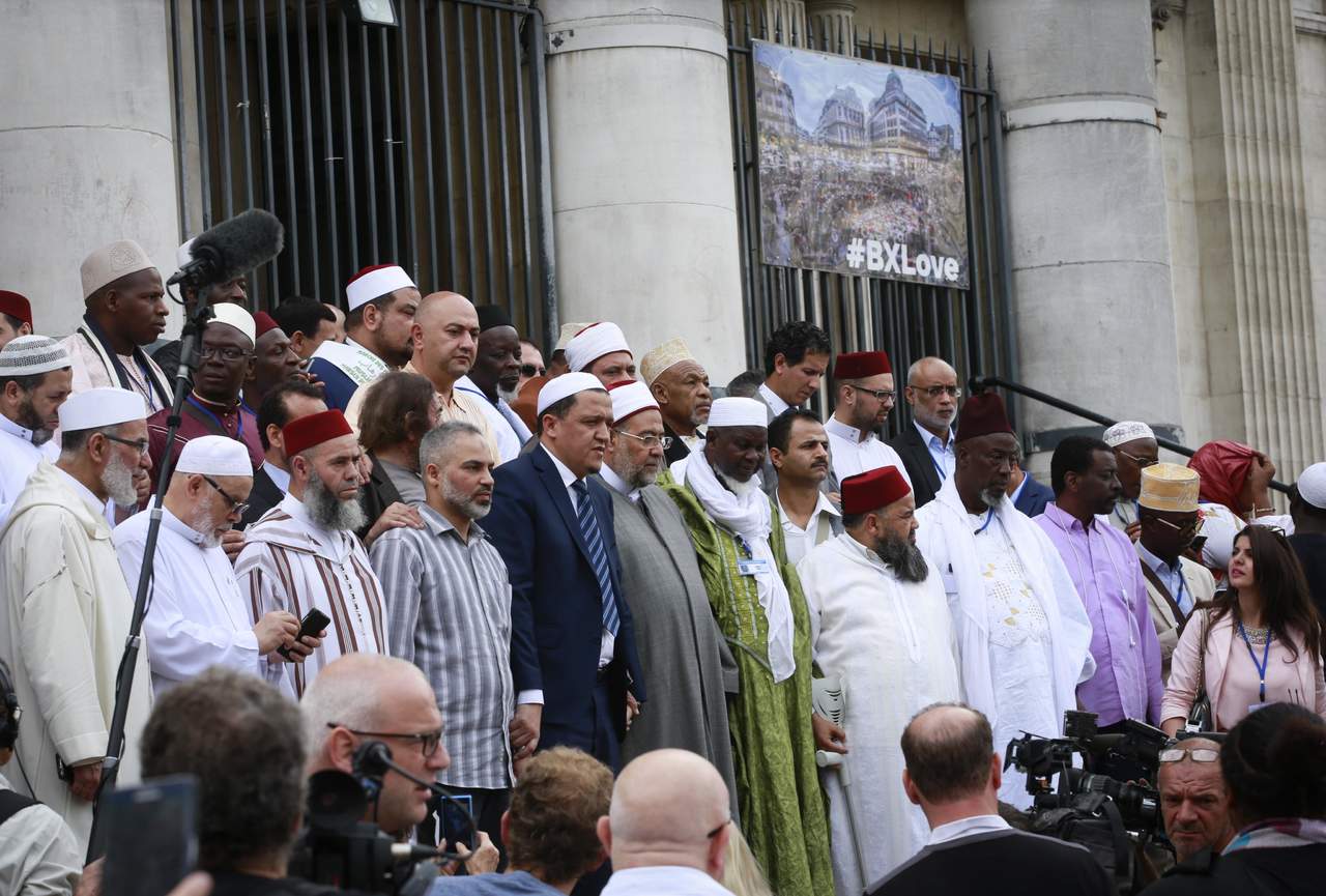 La manifestación, organizada por un grupo de 60 imanes, tiene por objetivo desvincular la religión musulmana de los atentados terroristas cometidos en su nombre en varios países de Europa. (EFE)