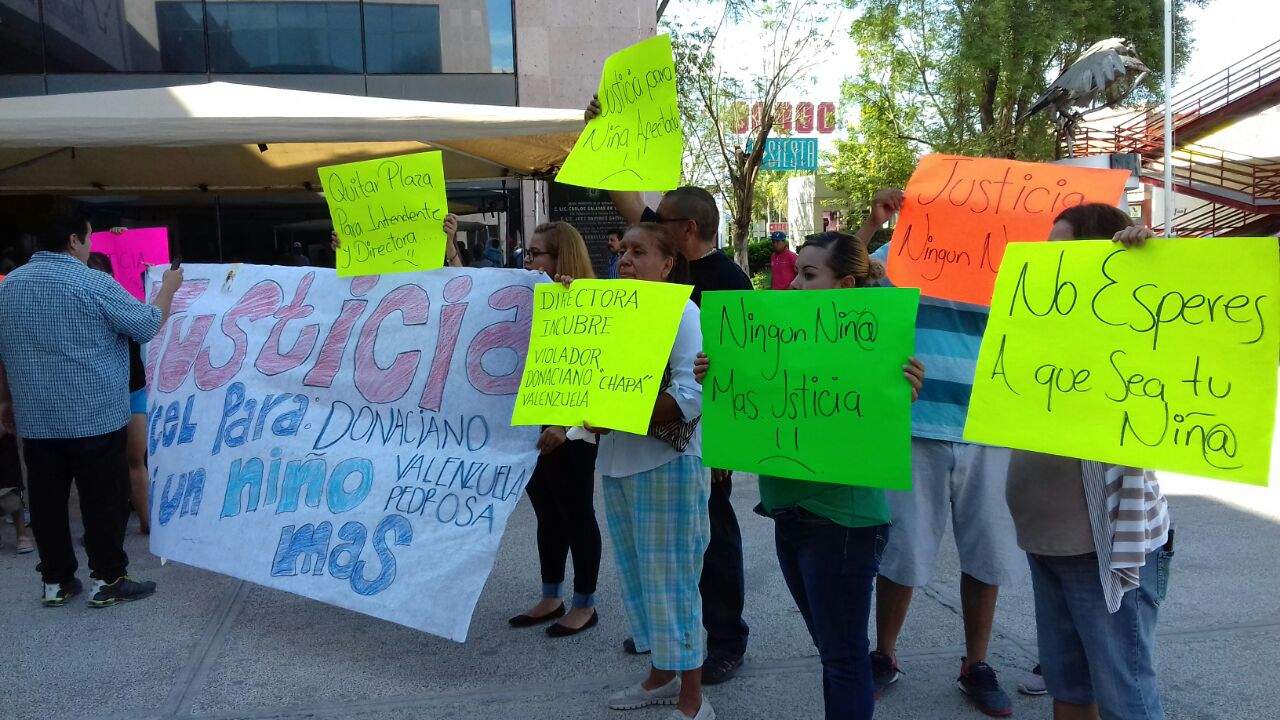 Las madres protestaron este día en la Presidencia Municipal de Gómez Palacio. (EL SIGLO DE TORREÓN)