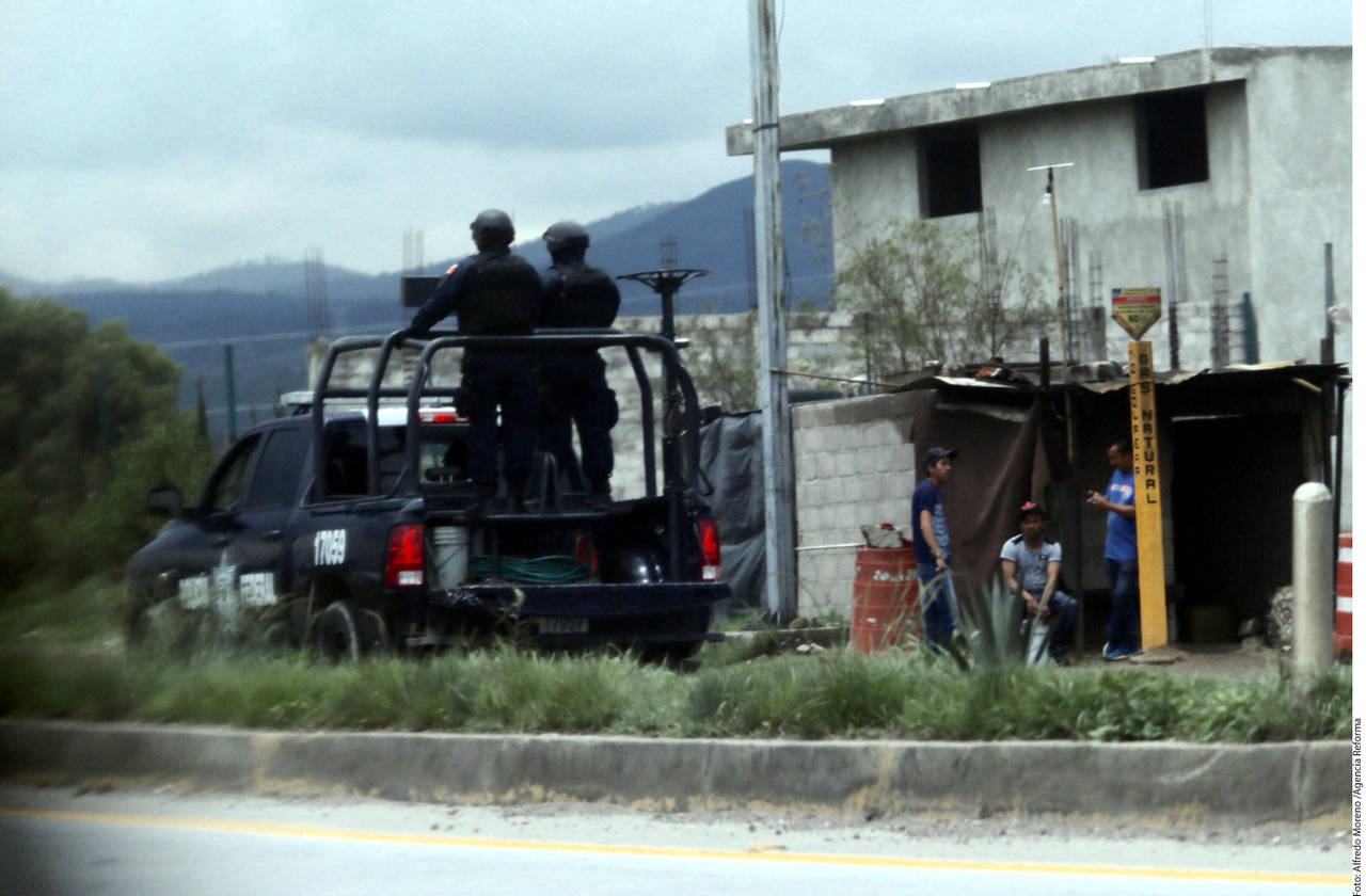 Evidencia. Los huachicoleros operan sin ningún recato frente a soldados, elementos de la Policía Federal y municipales.