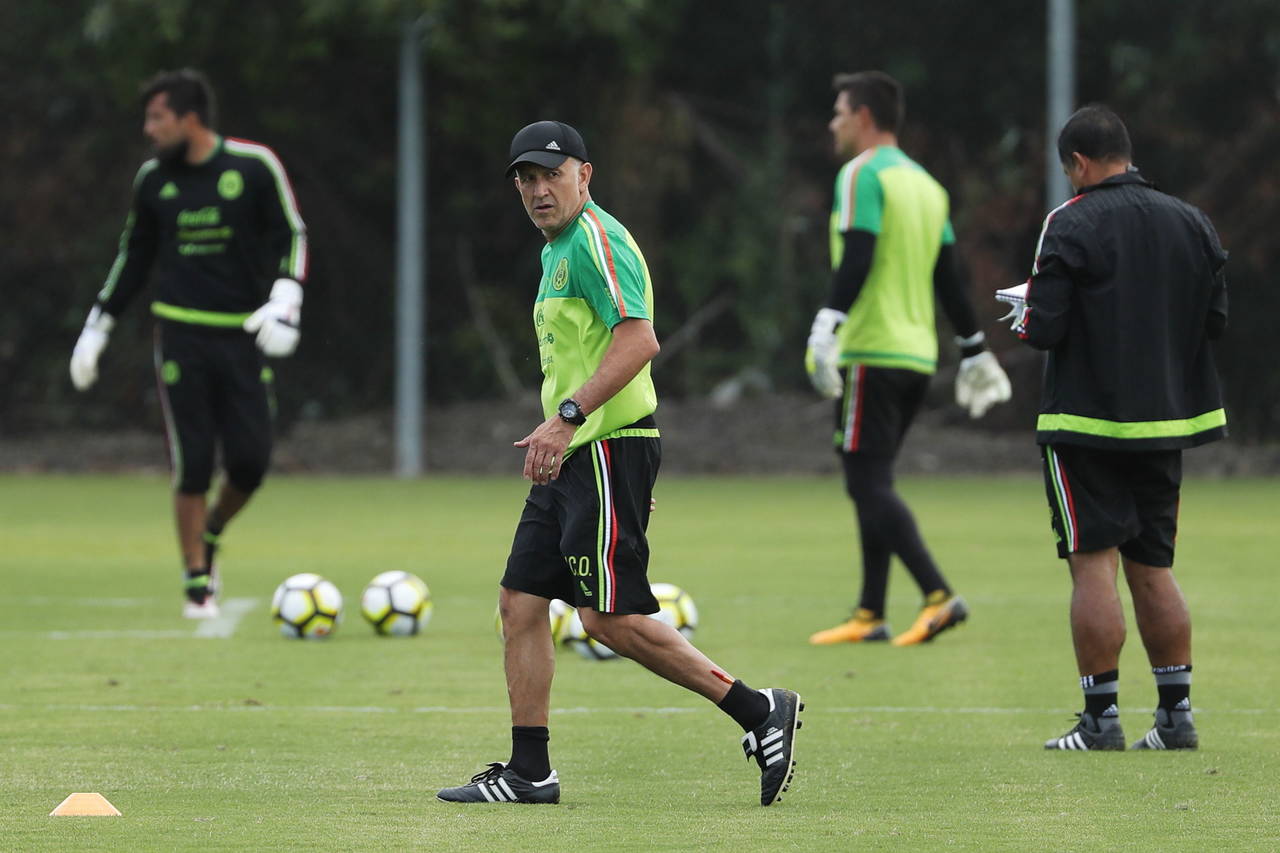 Juan Carlos Osorio durante un entrenamiento del equipo mexicano en los Estados Unidos. (Agencias)