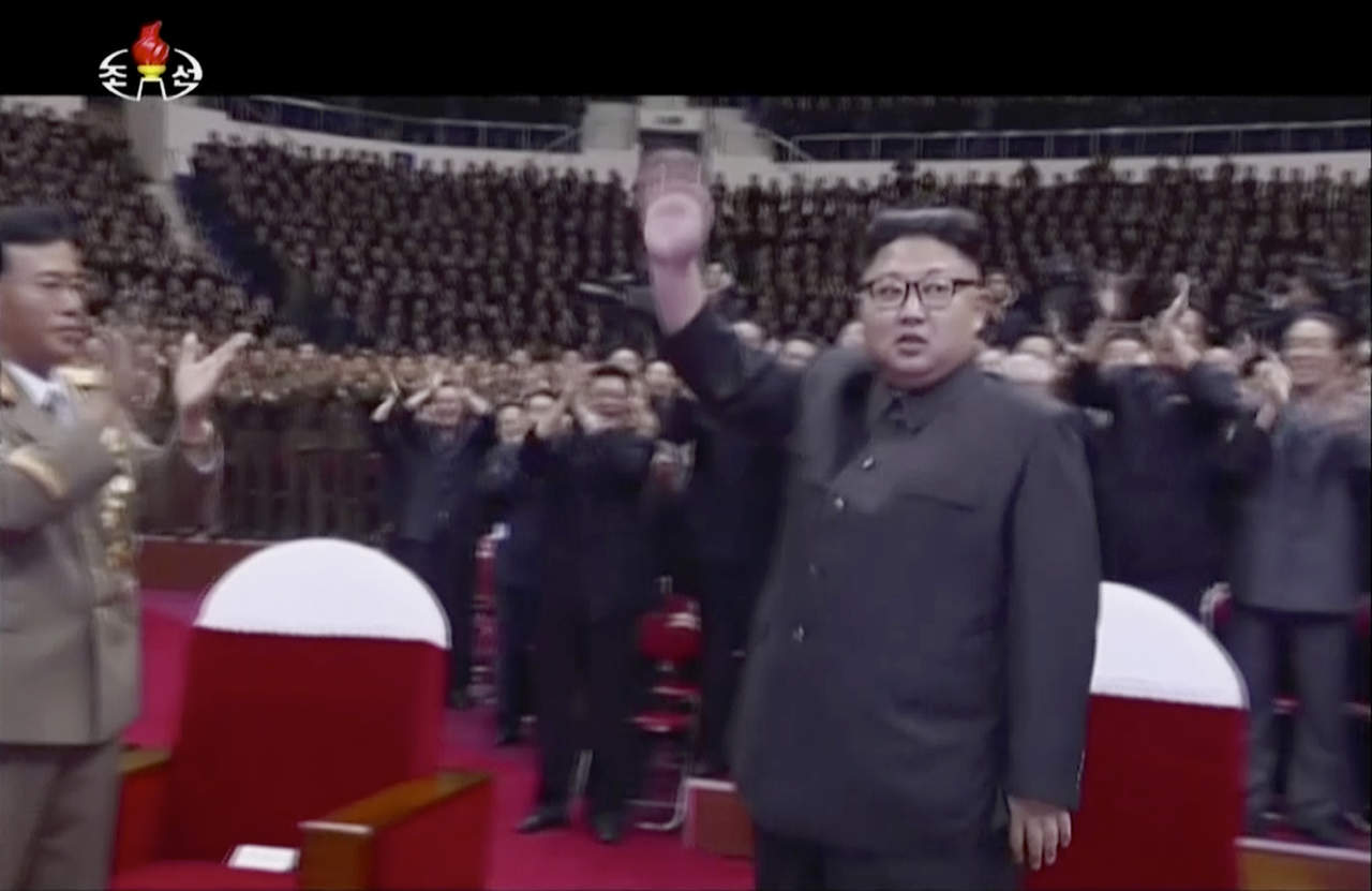 El líder asistió junto a su esposa, Ri Sol-ju, a la que no se veía en público desde el pasado marzo, al multitudinario evento celebrado el domingo en Pyongyang para festejar el lanzamiento del misil. (AP)