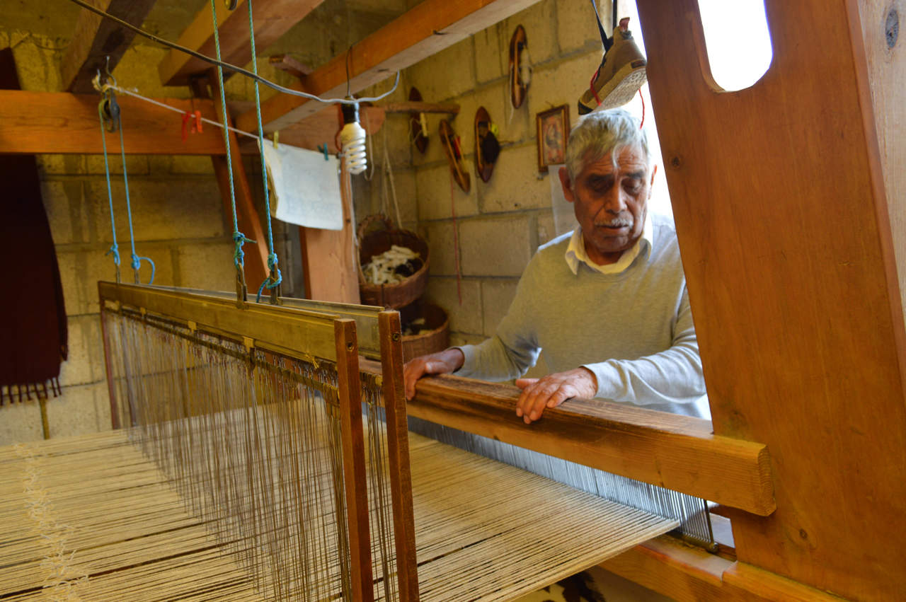 Los tejidos de lana de Gualupita, como es conocida la localidad, se elaboran prácticamente desde su fundación en el siglo XVII. (NOTIMEX)