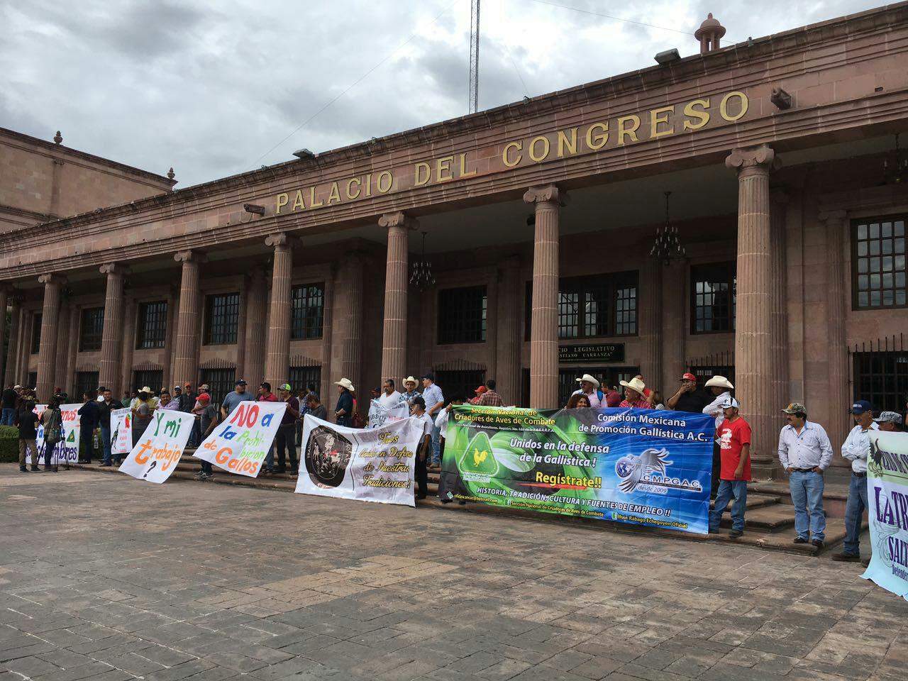 La manifestación se realizó a las 9:00 horas previo a la sesión del Congreso Local. (LUCÍA PÉREZ)
