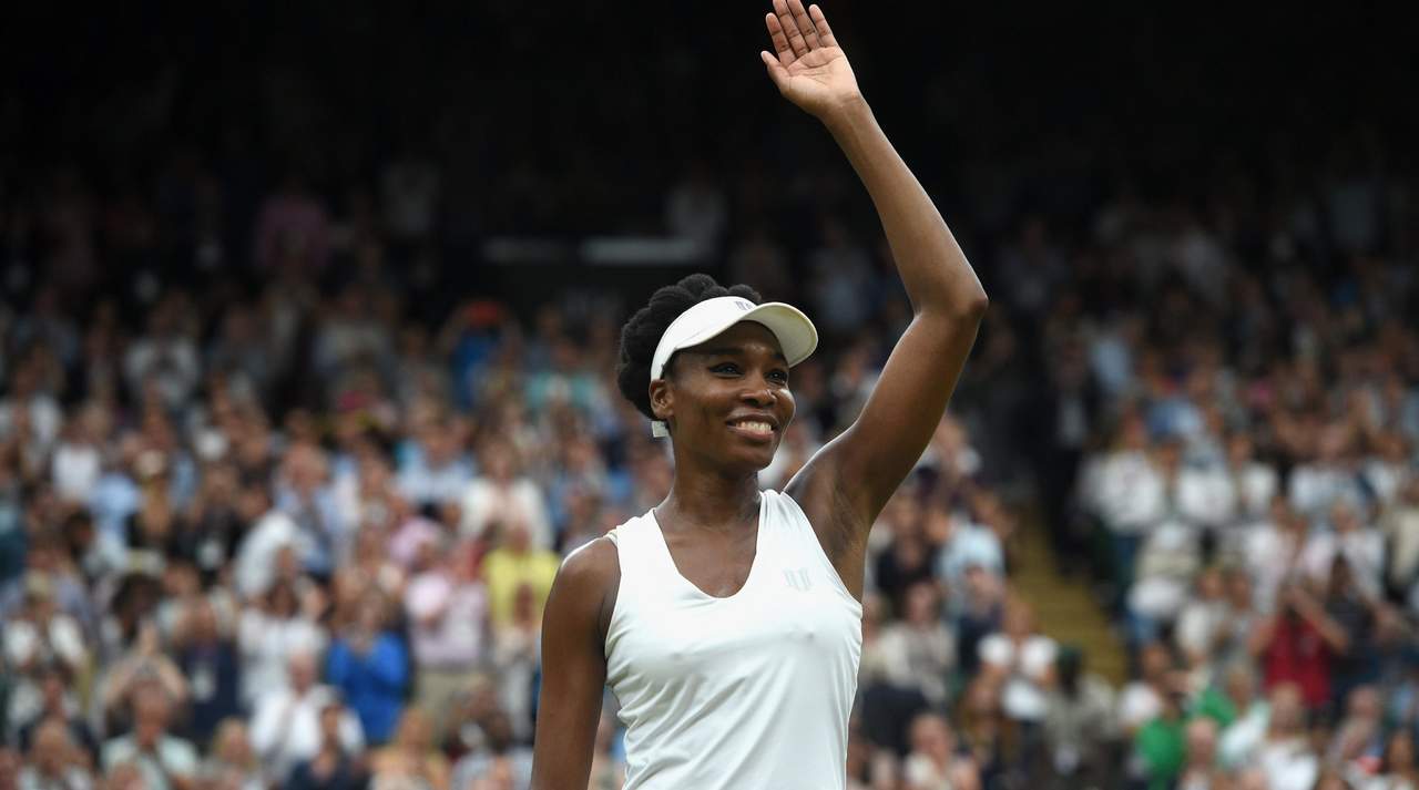 Venus Williams venció 6-3, 7-5 a Jelena Ostapenko y obtuvo su pase a las semifinales de Wimbledon. (EFE)