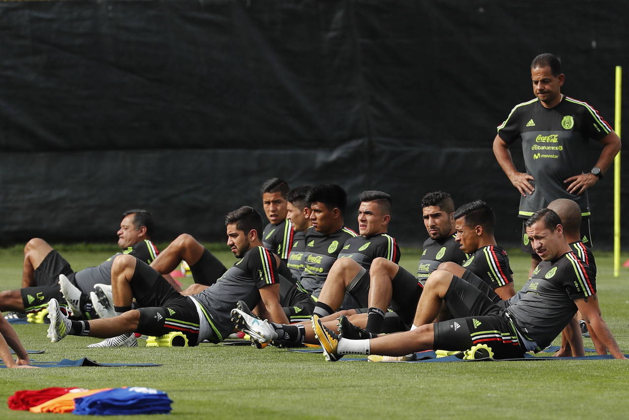 Jugadores de México durante un entrenamiento en la Universidad de Colorado, en la ciudad de Boulder. Tri entrena con la mente en Jamaica