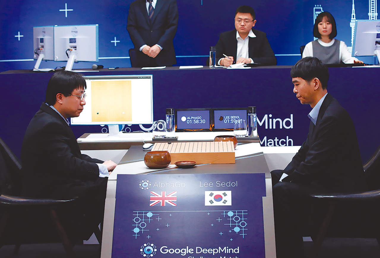 El programa de computadora Google Alpha Go derrotó a su oponente humano, campeón de go, Lee Sedol. Foto: AP/Lee Jin-man
