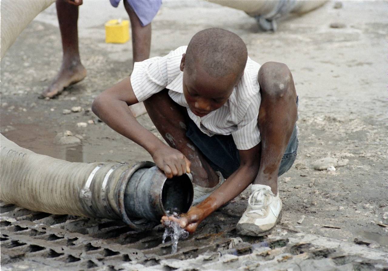 Escasez.  Tres de cada 10 personas en el mundo carecen de acceso a agua limpia, potable y segura para la salud. 