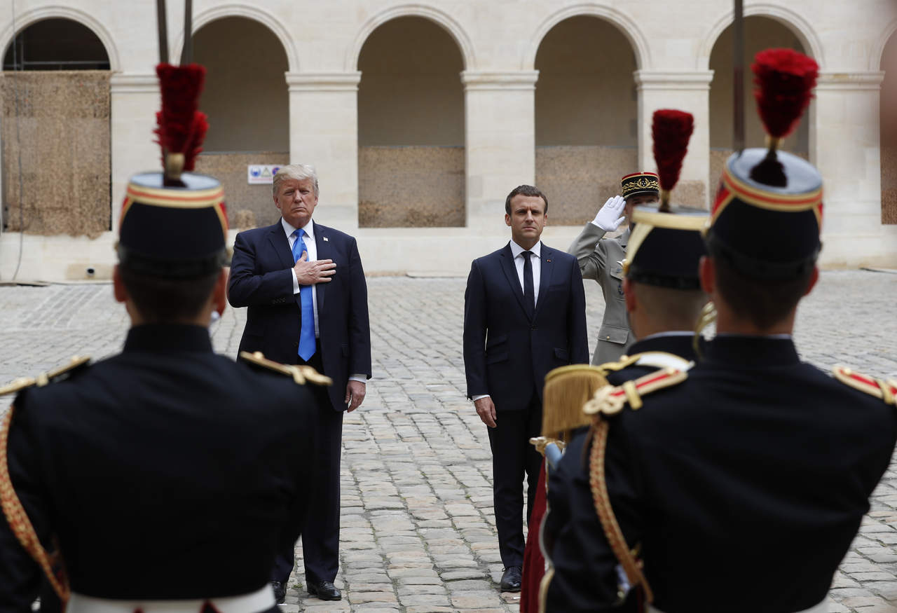 Trump y su esposa, Melania, fueron acogidos por la pareja Macron a la entrada de los Inválidos, en cuyo interior, y en presencia solo de los dos presidentes, la Guardia Republicana interpretó los respectivos himnos nacionales. (AP)