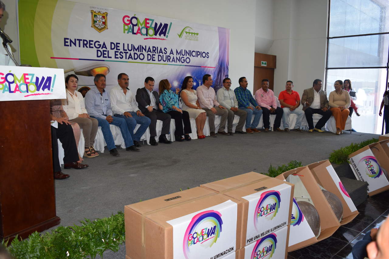 Con la representación del gobernador José Rosas Aispuro, acudió el subsecretario de Gobierno en la región lagunera, Manuel Ramos Carrillo, quien felicitó esta donación de luminarias. (EL SIGLO DE TORREÓN)