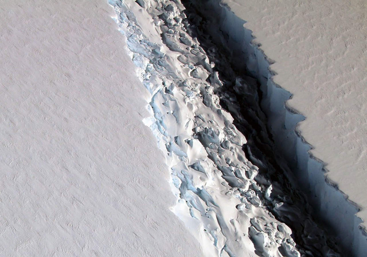 Santibáñez explicó que la ruptura del témpano de hielo fue un 'proceso mecánico' habitual en las plataformas de hielo, aunque consideró que los efectos del cambio climático en el continente blanco precipitaron el desenlace. (EFE)