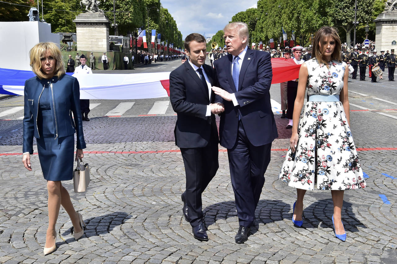 No lo suelta. Donald Trump le dio un apretón de mano, que por un momento incomodó a Macron. (AP)