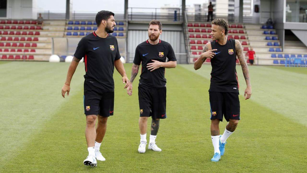 Lionel Messi (c) y Neymar (d) adelantaron un día su regreso a los entrenamientos del Barcelona, donde practicaron junto a Luis Suárez.