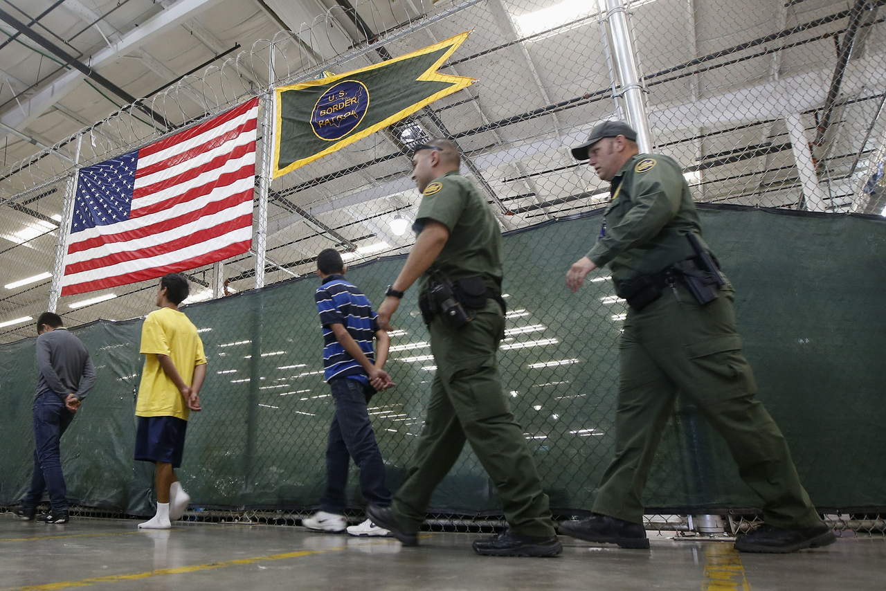 Trump considera dar poderes al Departamento de Seguridad Interna (DHS) para deportar de manera expedita a inmigrantes detenidos en cualquier lugar de Estados Unidos que no hayan estado presentes de manera continúa por más de 90 días. (ARCHIVO)