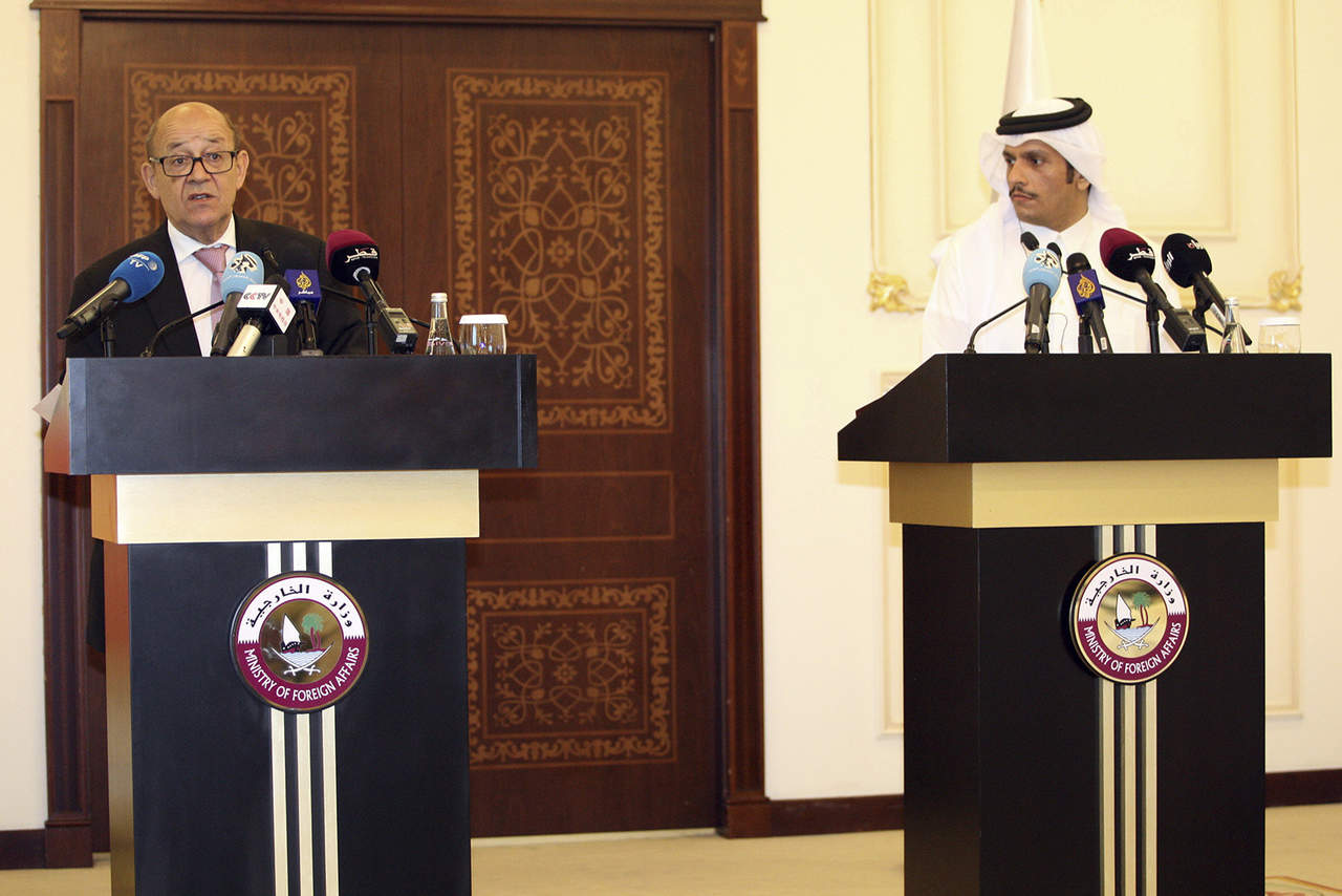 En una rueda de prensa conjunta con su homólogo saudí, Adel al Yubeir, Le Drian hizo un llamamiento al diálogo con Catar, declaraciones similares a las que formuló horas antes en una vista a Doha. (AP)