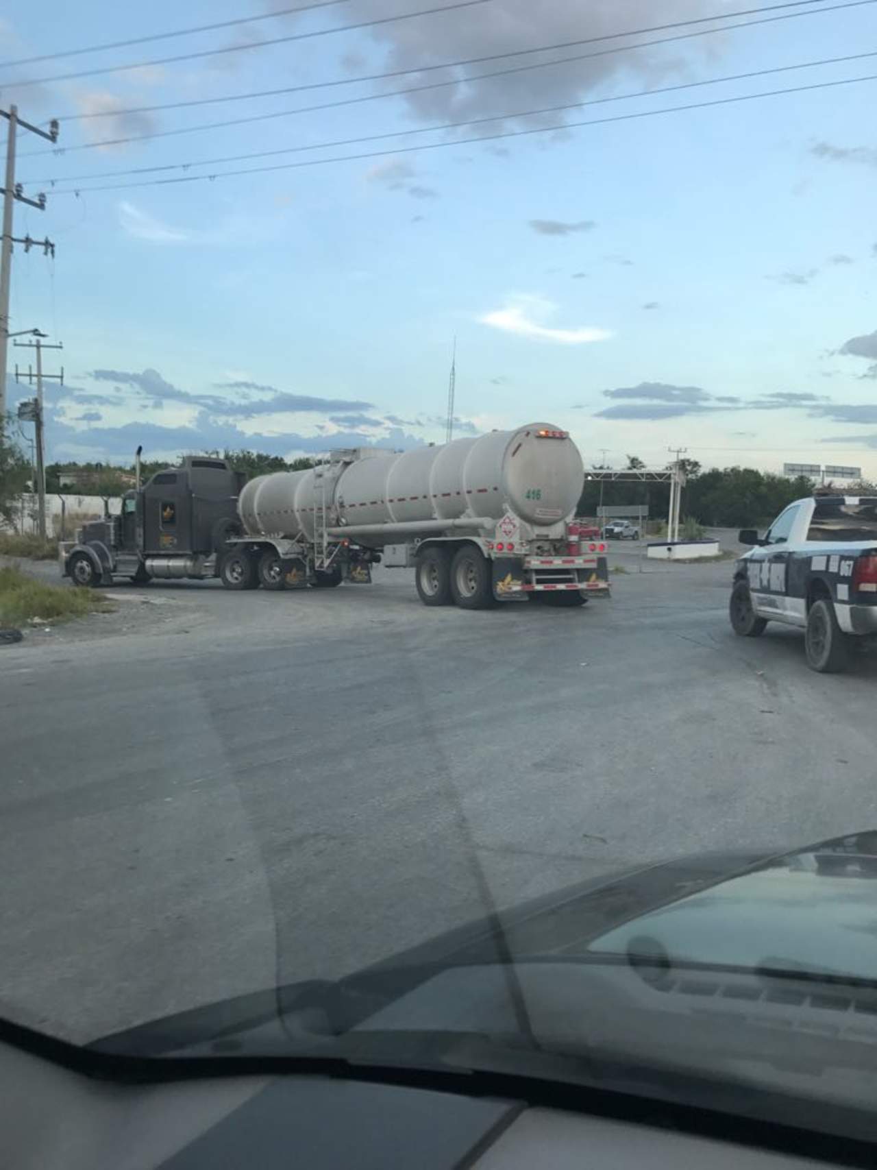 El conductor del tracto camión, no acreditó la propiedad del combustible, así mismo no contaba con los documentos que confirmaran el permiso para transportar el hidrocarburo. (ESPECIAL)